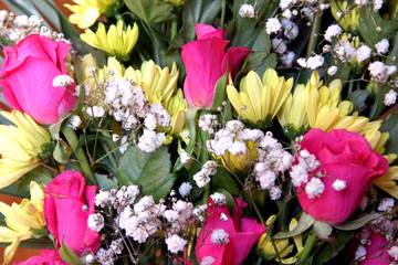 Bouquet di fiori con rose crisantemi e gypsophila.