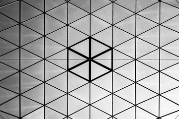 Tragaluz con el cielo nublado de fondo en blanco y negro