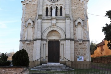 Fototapeta na wymiar Eglise Saint Blaise dans le village de Marsaz - Département de la Drôme - France - Vue de l'extérieur