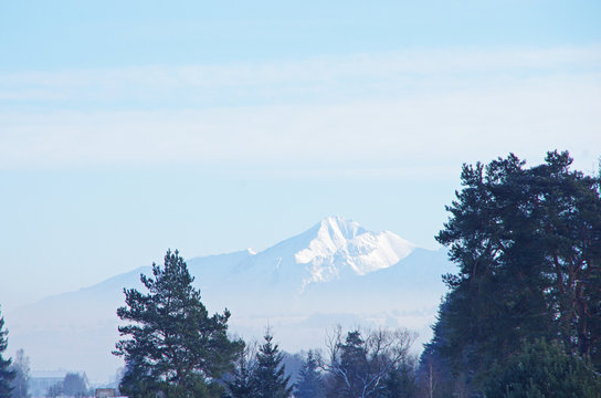 Widok na pasmo g&oacute;r Tatr