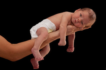 Neugeborenes baby in der Hand des Vaters