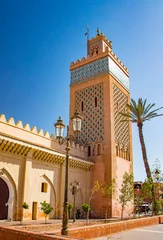 Turm der Moschee Minarett im Medina-Viertel von Marrakesch, Marokko. Es gibt Wände und Palmen. Es ist ein Badi-Palast. © Jana