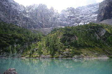 Fototapeta na wymiar Lago Sopari, dolomites, italie 