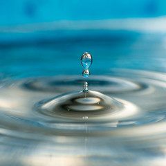 Fototapeta na wymiar close up conceptual photo of water drops splashing 