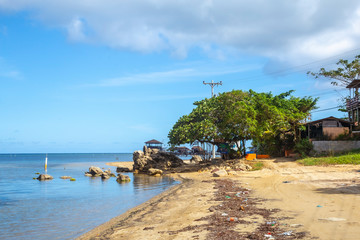 Fototapeta na wymiar Sandy Bay beach trail on Roatan Island. Honduras