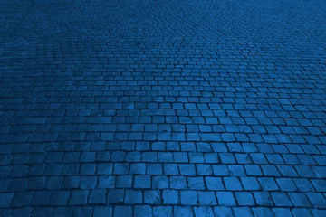 Altes Kopfsteinpflaster perspektivisch in Farbe Pantone Classic Blue 2020. Farbe des Jahres. Abstrakter Hintergrund. Monochromes Foto. © ALIAKSANDR