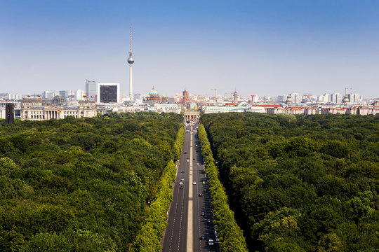 Tiergarten Berlin mit Blick auf den Fernsehturm und das Brandenburger Tor