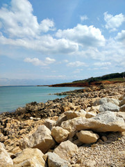 Strand auf der Halbinsel Vir in Kroatien bei Zadar mit Steinen am Meer 