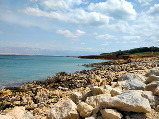 Fototapeta na wymiar Strand auf der Halbinsel Vir in Kroatien bei Zadar mit Steinen am Meer 