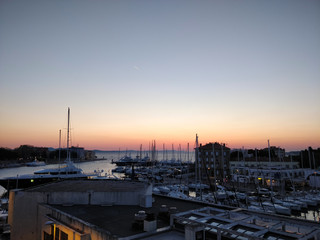 Hafen in Zadar in Kroatien mit Botten, Schiffen, Segelooten