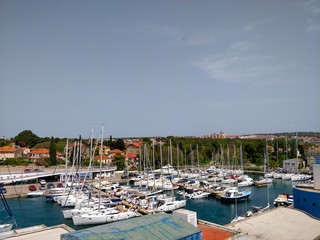 Fototapeta na wymiar Hafen in Zadar in Kroatien mit Botten, Schiffen, Segelooten