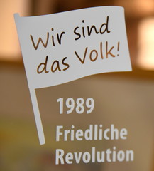 Schriftzug auf einer Glasscheibe: Wir sind das Volk - 1989 friedliche Revolution