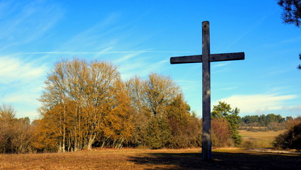 Bergkuppe bei Gültlingen im Schwarzwald an sonnigem Frühlingstag  mit großem Holzkreuz