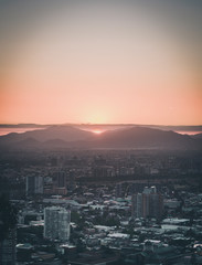 vistas de la ciudad con vistas a la puesta de sol detrás de las montañas