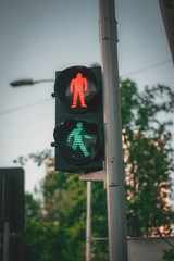 semáforo peatonal con ambas luces encendidas