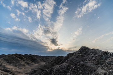 Naklejka premium Scenic Sunset Sky and Cloudy Sky over Rocky Mountains Island