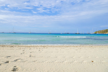Fototapeta na wymiar Strand auf Ibiza an einem sonnigen Sommertag