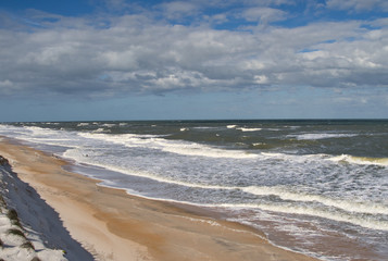 Fototapeta na wymiar Winterzeit in Florida an der Küste mit Wellen