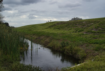 Landschaft und Bach bei bewölktem Himmel und Regentag in Florida