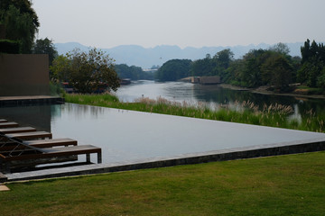 Obraz premium Pond and a flowing tide river
