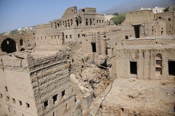 Die berühmte verlassene Geisterstadt Jazirat oder Jazirah al Hamra liegt am Fuße des Jebel Shams Gebirige im Omam. Die verfallenen Häuser wurden hauptsächlich mit dem Mörtel Sarooj erbaut. 
