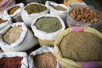 Viele orientalische Gewürze findet man im Souq von Nizwa im Oman auf der Arabischen Halbinsel.