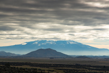 Obraz premium Dark clouds over Mount Shasta, California