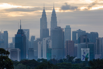Fototapeta premium panoramę miasta kuala lumpur podczas wschodu słońca