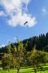 Zeppelin, Luftschiff fliegt über dem öffentlichen Obstgut in Baden-Baden
