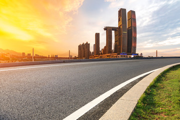 Obraz premium Empty asphalt road and city skyline with buildings in Chongqing at sunset,China.
