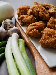  후라이드 치킨과 감자튀김 그리고 채소들 