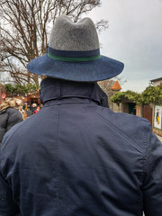 Detektiv mit Trenchcoat und Hut von Hinten 