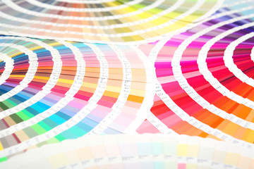 扇状に広げた沢山のカラーチャート。彩り、カラフル、デザイン、コーディネイト、イメージ