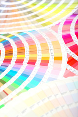扇状に広げた沢山のカラーチャート。彩り、カラフル、デザイン、コーディネイト、イメージ