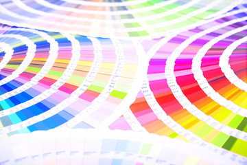 扇状に広げた沢山のカラーチャート。彩り、カラフル、デザイン、コーディネイト、イメージ