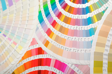 Fototapeta premium 扇状に広げた沢山のカラーチャート。彩り、カラフル、デザイン、コーディネイト、イメージ
