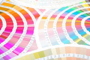 Obraz premium 扇状に広げた沢山のカラーチャート。彩り、カラフル、デザイン、コーディネイト、イメージ