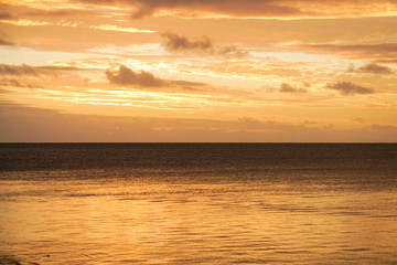 ニューカレドニアの夕暮れ時の美しいビーチ