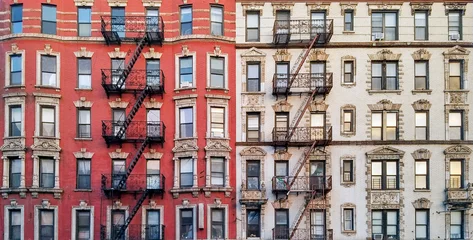 Panoramablick auf das historische Apartmentgebäude von New York City mit Fenstern und Feuerleitern © deberarr