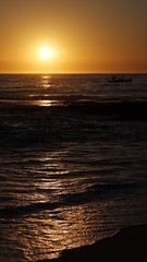 Sol, barquinho e mar