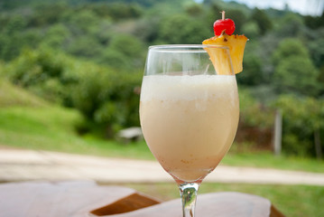  Drink prepared with alcohol, served outdoors, called pina colada, the base is pina and alcohol in Guatemala, Central America.