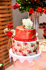 Obraz na płótnie Canvas wedding cake with roses, natural flowers