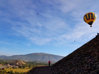 Fototapeta na wymiar Pirámide del Sol de Teotihuacán