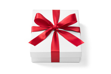 赤いリボンをかけた白いプレゼントボックス