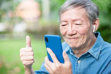 elder man use ear buds