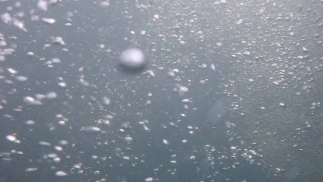 Underwater recording at high resolution of the bubbles circulation.
