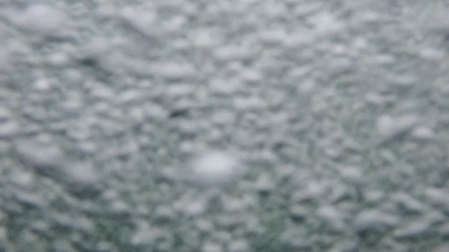 Underwater recording at high resolution of the bubbles circulation.