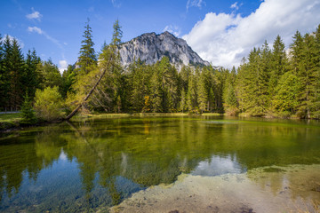 Fototapeta na wymiar der grüne See in der Steiermark im Herbst