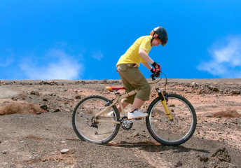 Fototapeta premium boy riding his mountainbike offroads