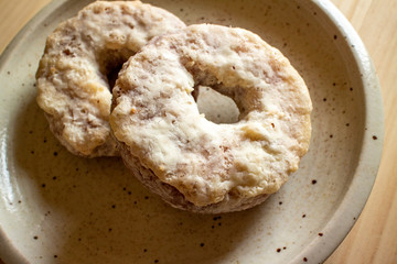 the sugar donuts on a ceramic plate